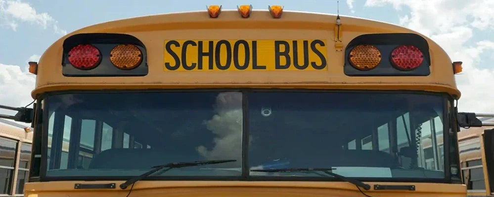 Comment choisir un sac à dos pour le collège – Vue frontale d’un bus scolaire jaune américain symbolisant la rentrée des classes"