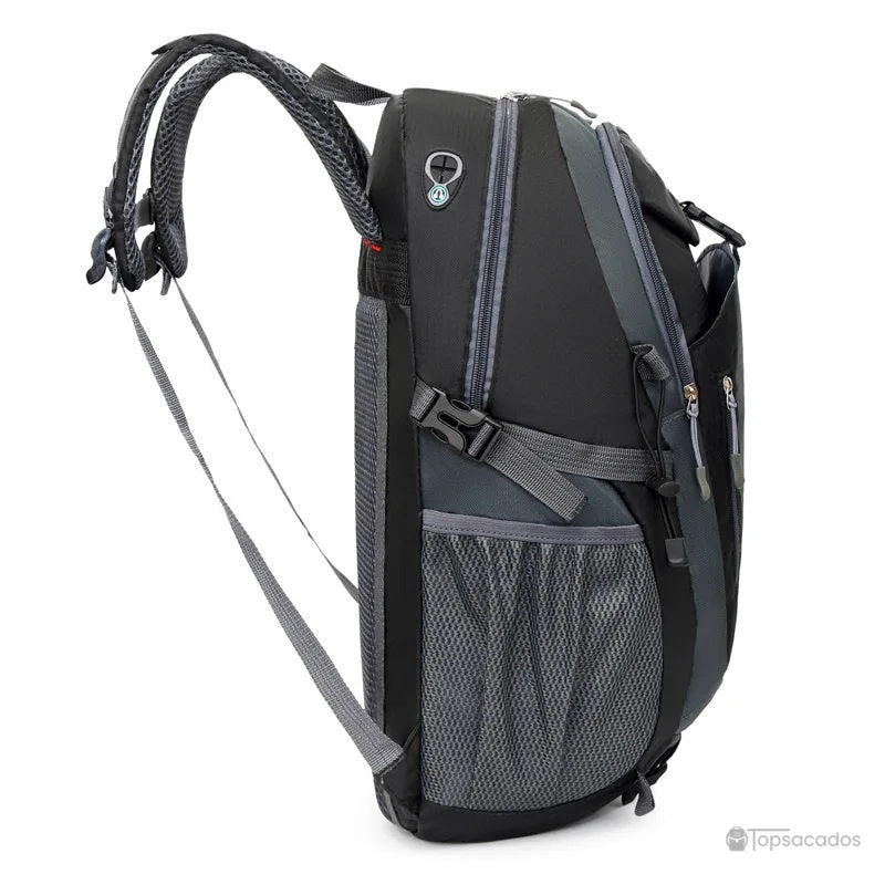 Sac à dos 40L randonnée noir vu de profil avec bretelles suspendues et nombreuses poches visibles