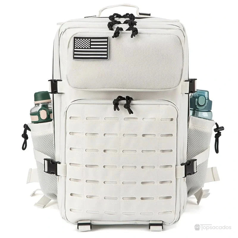 sac a dos militaire blanc avec patch américain, poches latérales et attaches MOLLE, vu de face sur fond blanc