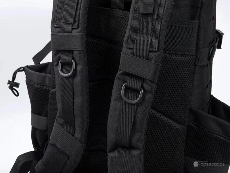 sac a dos militaire vu de dos, mettant en évidence les bretelles renforcées et les anneaux de fixation tactique