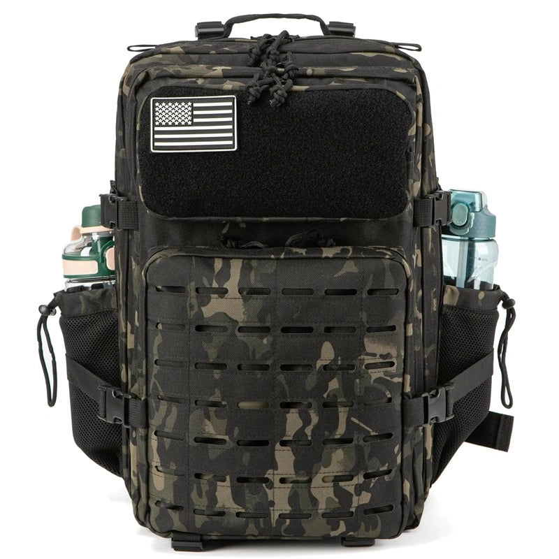 sac a dos militaire camouflage vert et noir, équipé de plusieurs compartiments et accessoires latéraux, vu de face