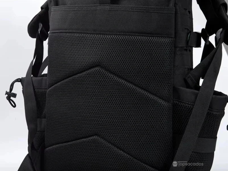 sac a dos militaire noir avec coussin dorsal ergonomique et système de ventilation, présenté de dos