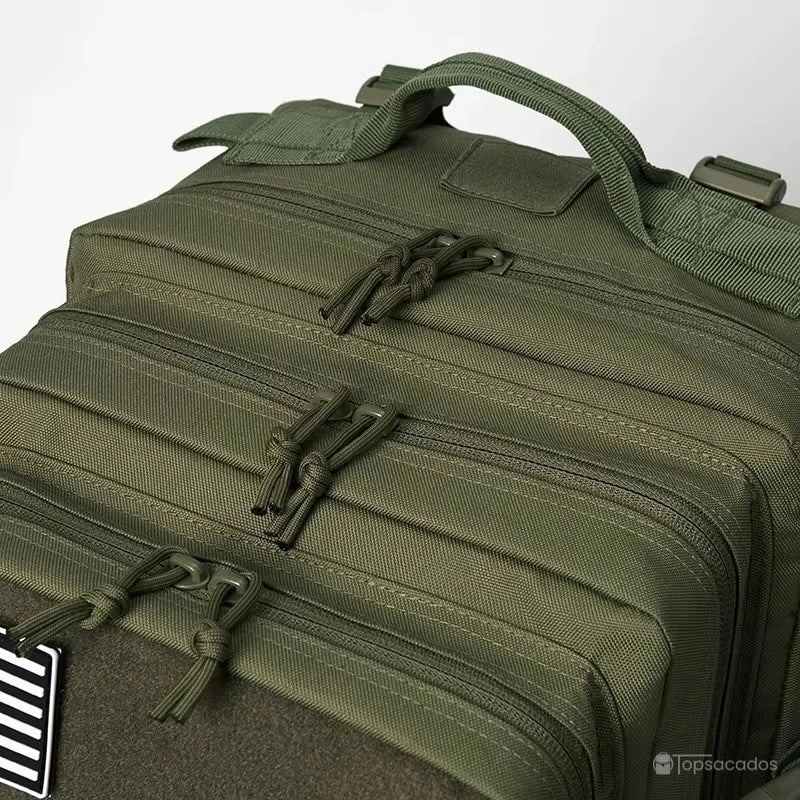 sac a dos militaire vu de dessus, avec poignées robustes, fermetures zippées renforcées et sangles tactiques
