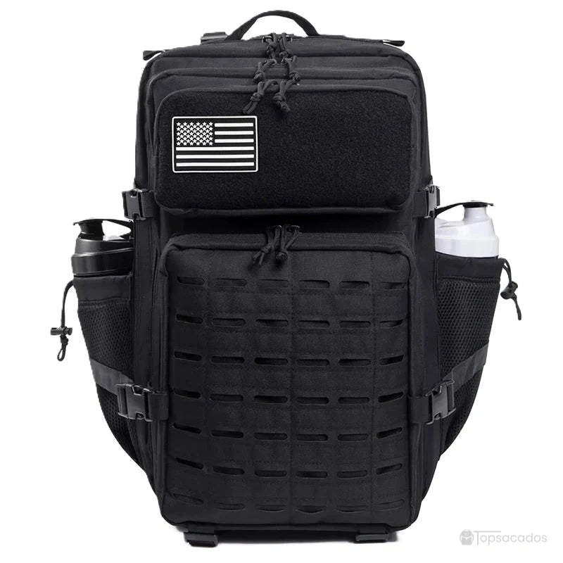 sac a dos militaire noir avec patch américain, sangles MOLLE et poches latérales, vu de face sur fond blanc
