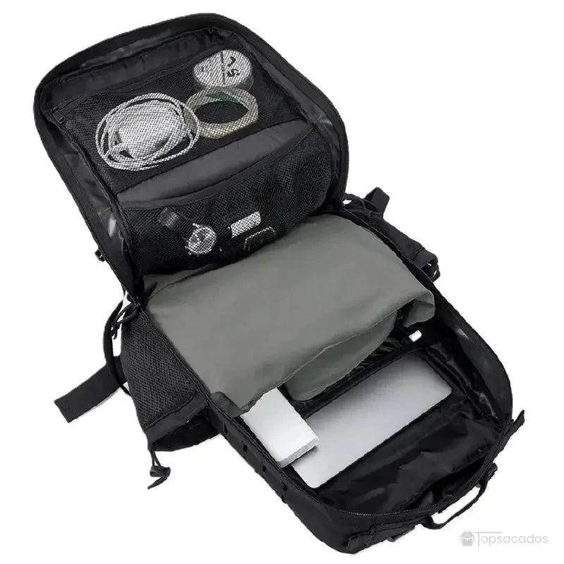 sac a dos militaire noir ouvert montrant des compartiments organisés avec vêtements et accessoires rangés à l'intérieur