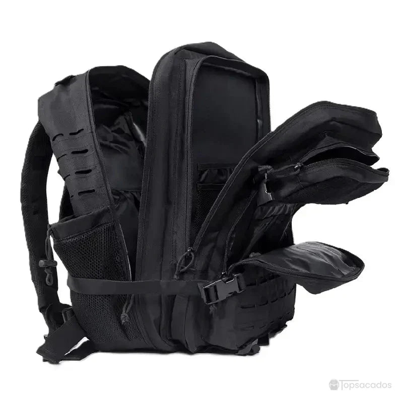 sac a dos militaire noir avec toutes les poches latérales et frontales ouvertes, présenté à plat pour montrer sa capacité