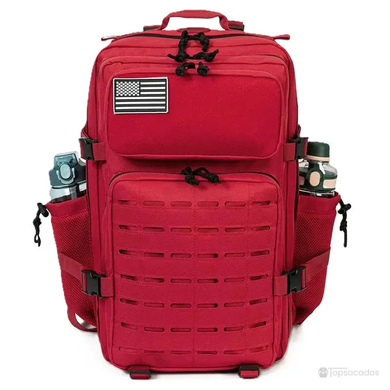 sac a dos militaire rouge vif avec patch américain, poches latérales et sangles MOLLE, vu de face sur fond blanc