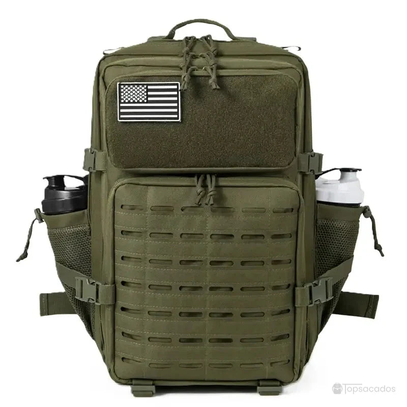 sac a dos militaire vert armée avec patch américain, poches latérales et compartiment principal zippé, vu de face