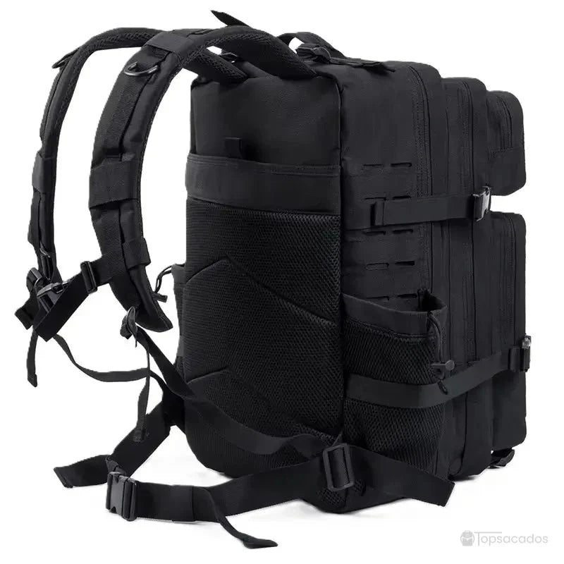 sac a dos militaire noir vu de profil, mettant en avant les bretelles rembourrées et les sangles de compression