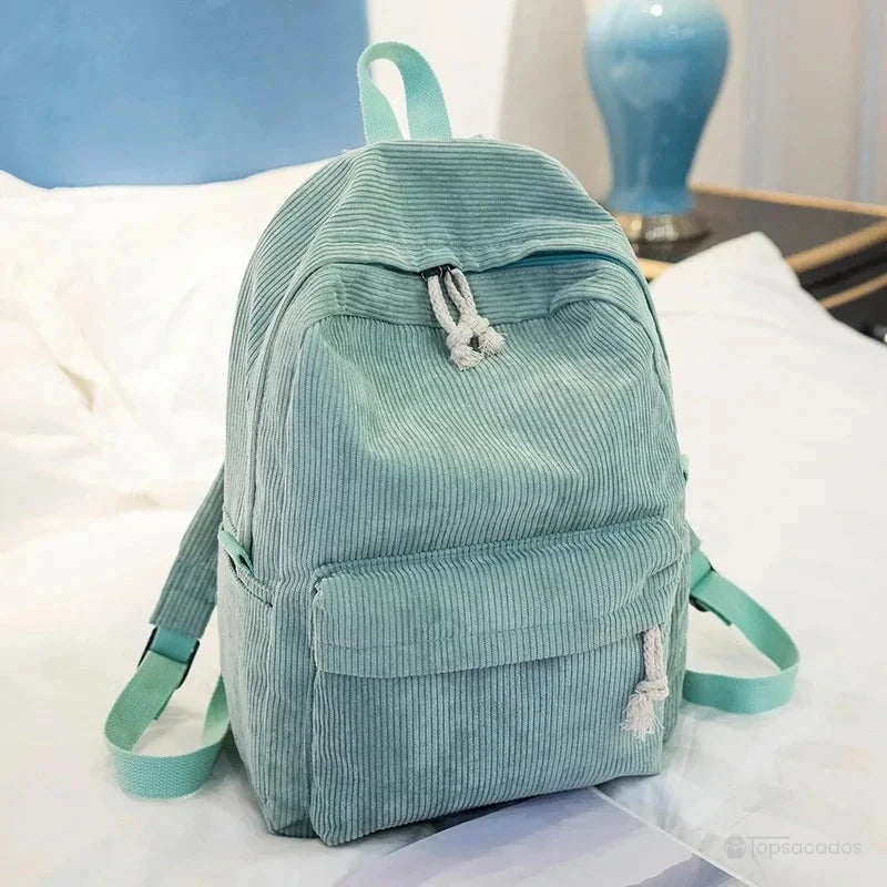 sac à dos college en velours cotelé vert menthe avec finitions soignées, ambiance chambre lumineuse