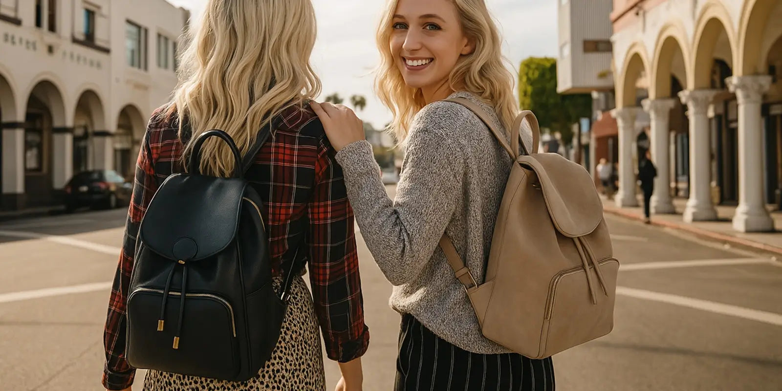 Deux femmes marchant en ville avec un sac à dos cuir femme, l'une en beige et l'autre en noir, ambiance décontractée et urbaine