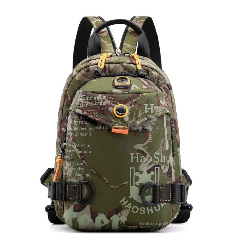 Petit Sac à dos camouflage vert et brun, vu de face avec imprimés clairs et attaches robustes, photographié sur fond blanc