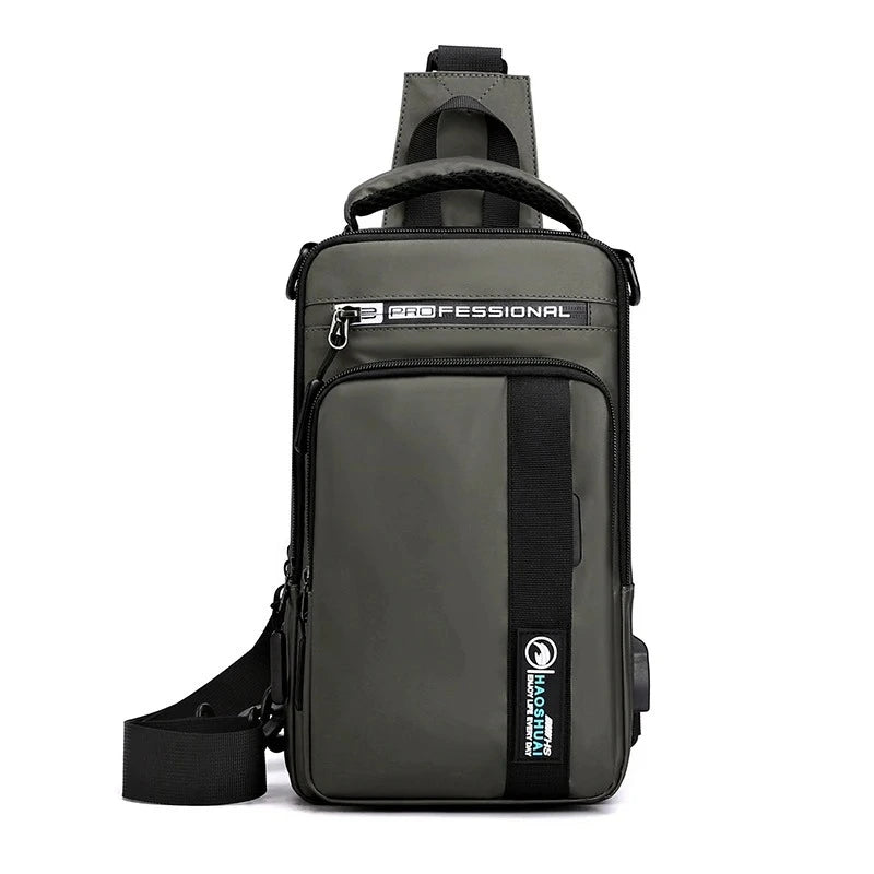 Petit sac à dos homme vert army vu de face, avec sangles noires et finitions soignées sur fond blanc.