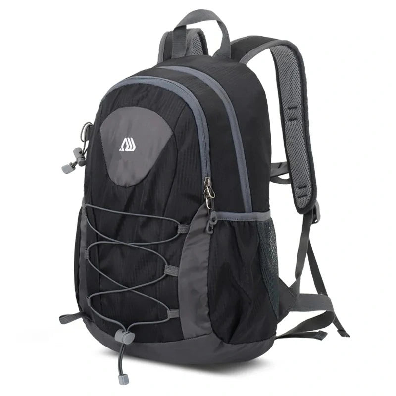 Petit Sac à dos randonnée noir avec sangles grises et dos matelassé, parfait pour les excursions en pleine nature.