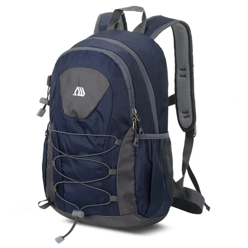 Petit Sac à dos randonnée bleu foncé avec détails gris, conçu pour le confort et l'organisation en randonnée.