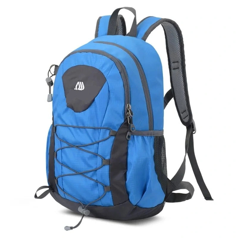 Petit Sac à dos randonnée femme bleu avec bretelles rembourrées et cordon élastique sur la poche frontale, idéal pour les sorties en plein air.