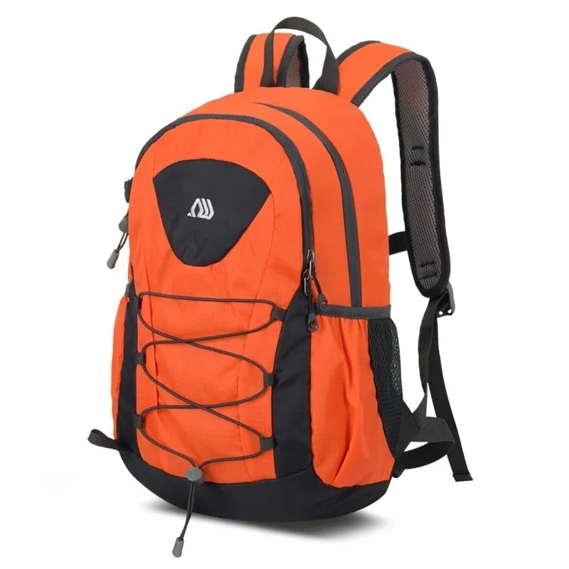Petit Sac à dos randonnée orange avec cordon élastique frontal et multiples compartiments pour les aventures outdoor.