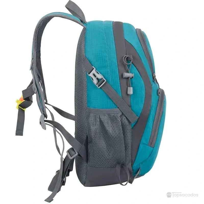 Petit Sac à dos randonnée vu de profil en bleu turquoise, filet latéral et sangle réglable visibles sur le côté.