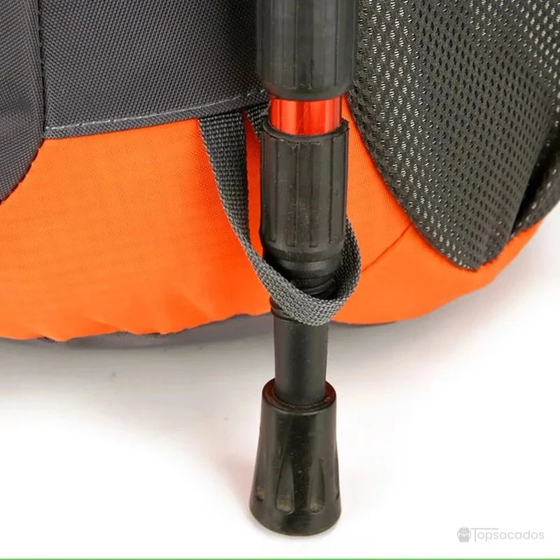 Petit Sac à dos randonnée avec sangle inférieure tenant solidement un bâton de marche à la base du sac.