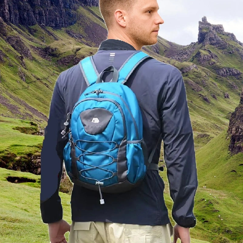 Petit Sac à dos randonnée porté par un homme dans un paysage montagneux verdoyant, prêt pour l'aventure.