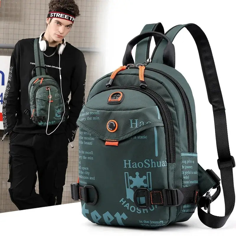 Petit Sac à dos porté en travers par un adolescent, à côté d’un zoom produit sur fond blanc, environnement urbain