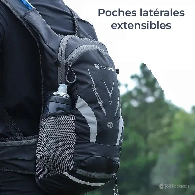 sac à dos 16 l avec poches latérales extensibles contenant une gourde, porté par un cycliste en extérieur