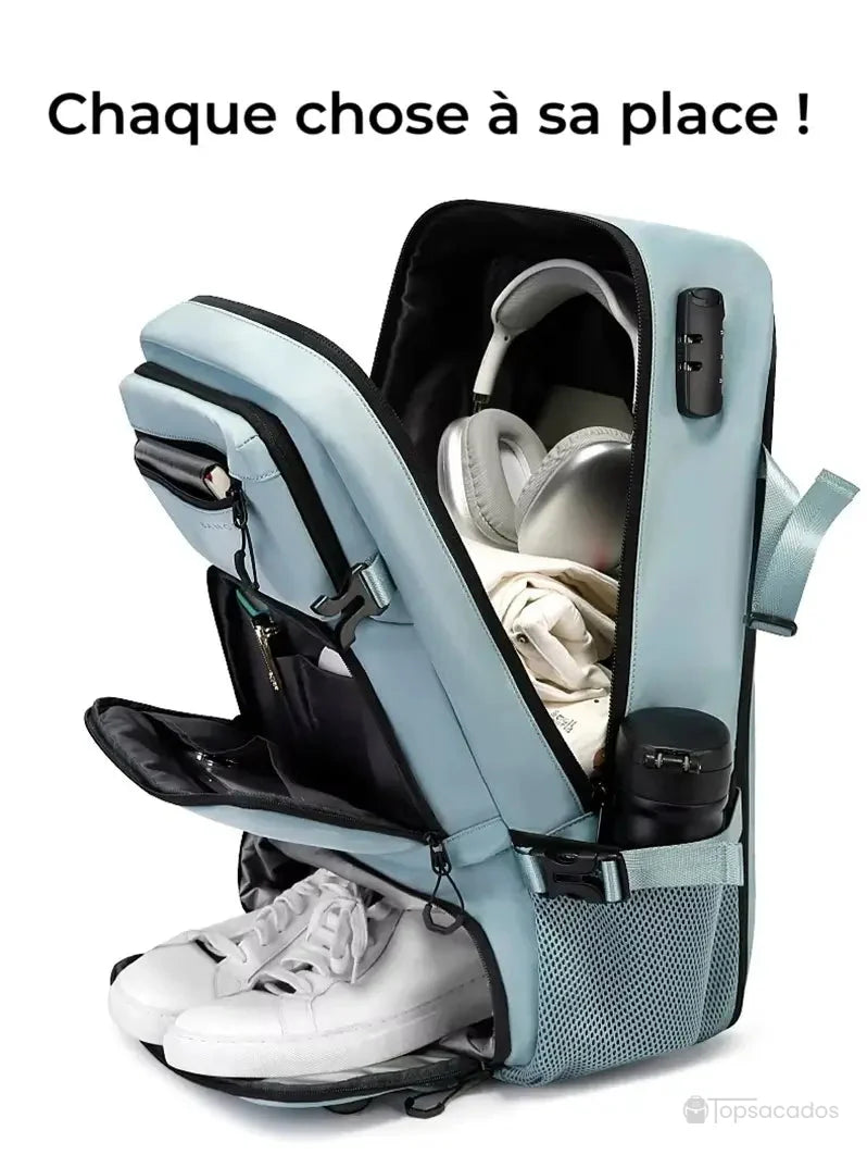 Sac à dos 30L ouvert montrant un agencement intérieur organisé avec casque, vêtements, gourde et chaussures dans les compartiments dédiés, soulignant sa grande capacité et sa praticité.