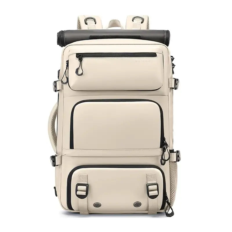 Sac à dos 30L couleur beige avec grandes poches frontales, fermetures zippées contrastées et tissu lisse, capturé en vue frontale sur fond neutre.