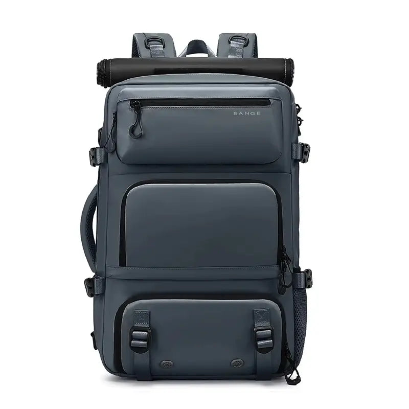 Sac à dos 30L bleu foncé avec design moderne, trois grandes poches frontales zippées, filets latéraux et finition imperméable en vue de face.