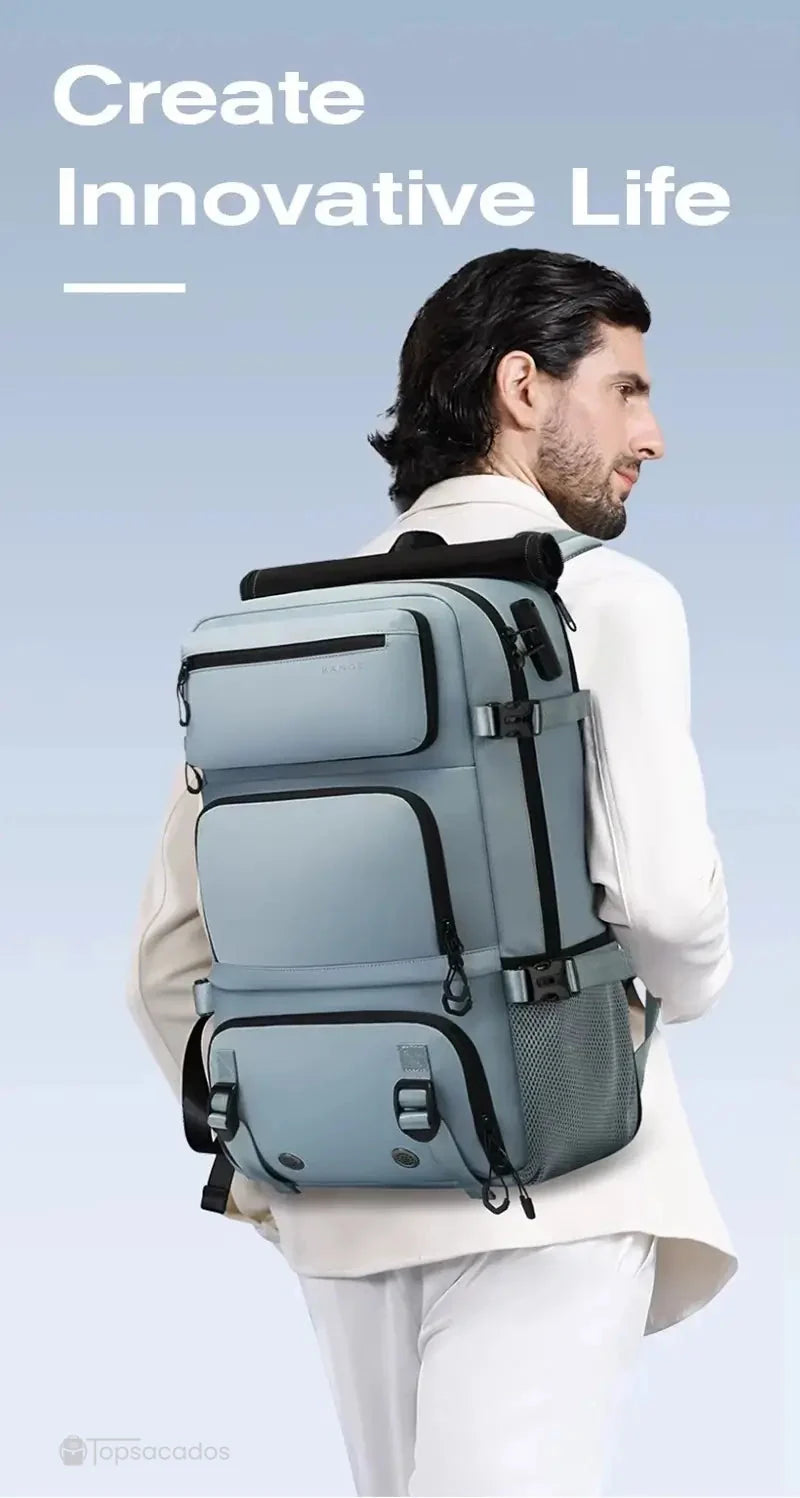 Sac à dos 30L bleu clair porté par un homme vêtu de blanc, en environnement studio, mettant en avant le confort et le look moderne du produit.