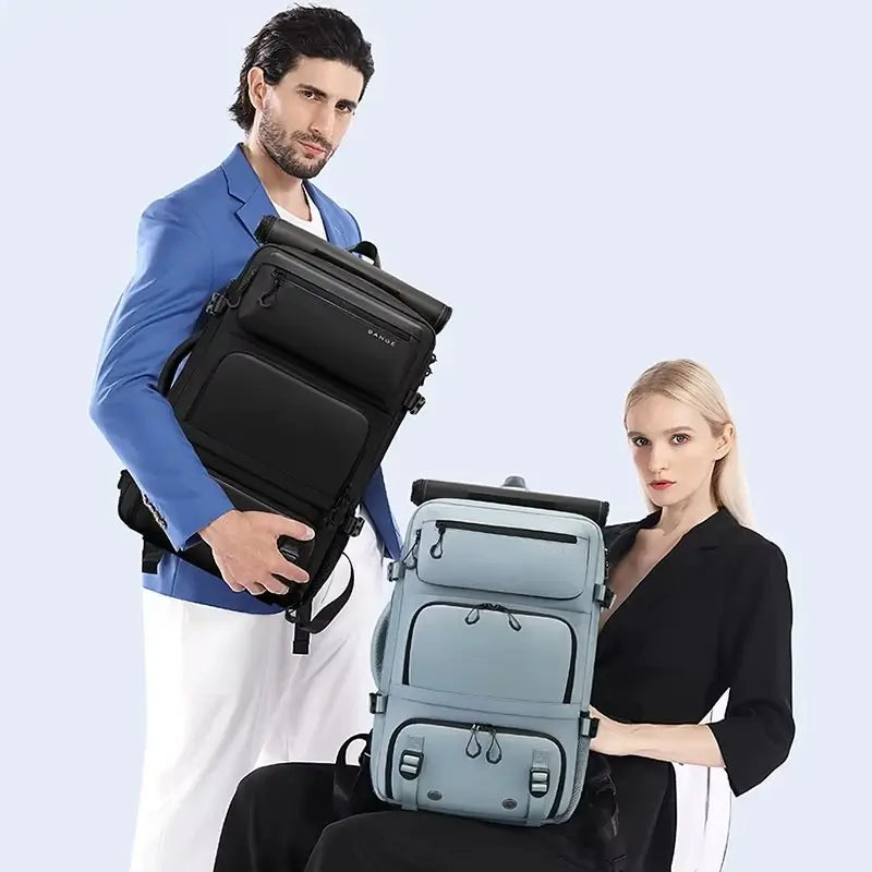Sac à dos 30L présenté en situation, porté par un homme et une femme habillés avec élégance, illustrant son usage mixte et polyvalent.