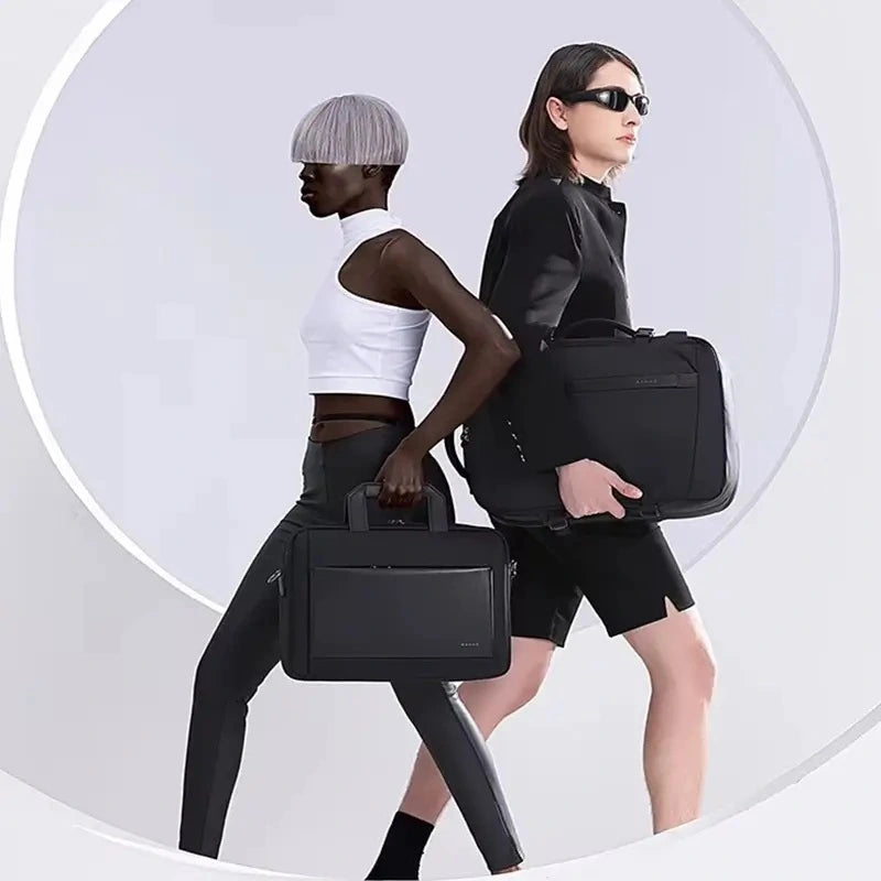 sac-a-dos-30-litres-avec-port-usb-visuel.webp	Sac à dos 30 litres avec port usb – Deux mannequins marchant en tenue moderne avec le Sac porté à la main, ambiance urbaine minimaliste