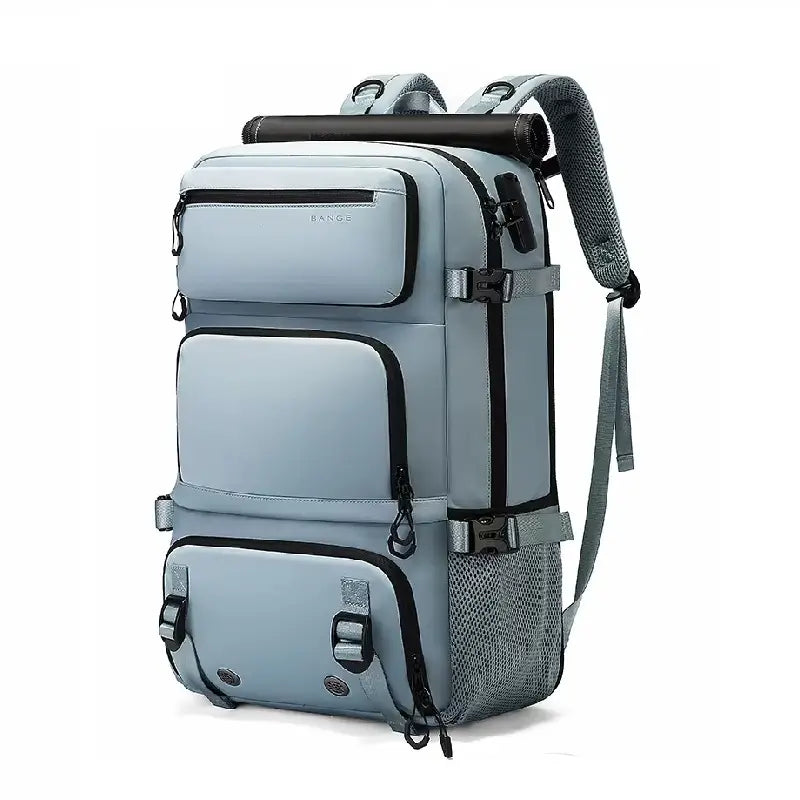 Sac à dos 30L bleu clair avec poches extérieures zippées, tissu déperlant et design structuré, présenté sur fond blanc pour mettre en avant sa forme rectangulaire moderne.