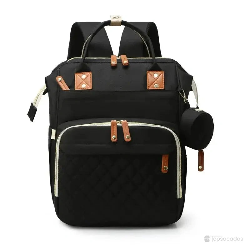 Sac à dos à langer avec port usb en tissu noir matelassé, vu de face, avec finitions marron et poche latérale isotherme, sur fond blanc.
