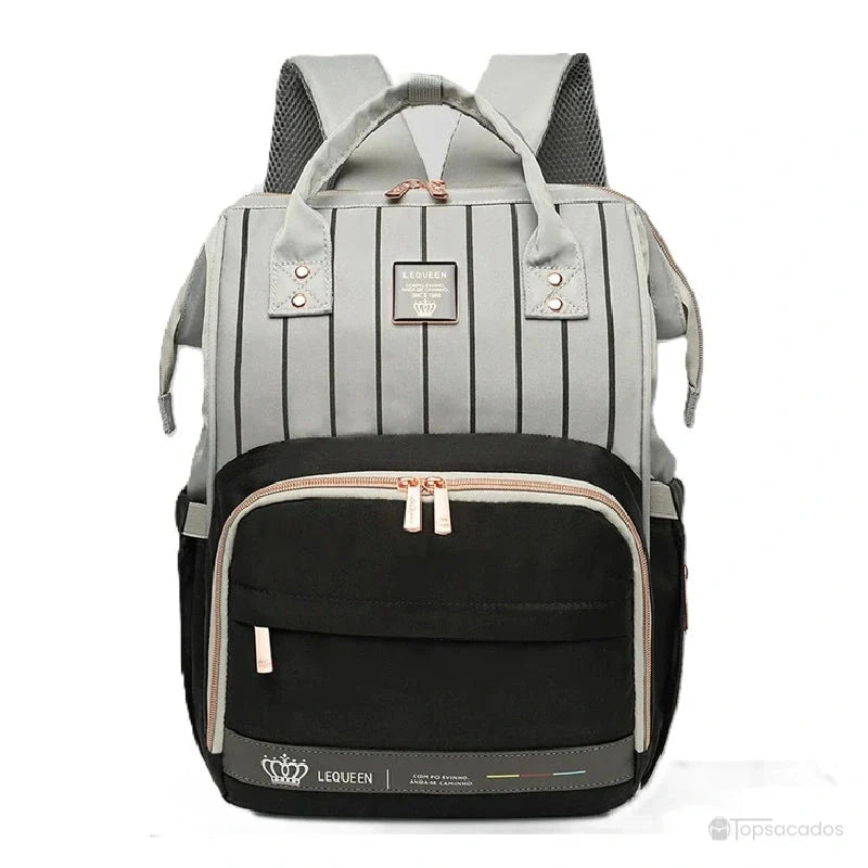 Sac à dos à langer Urbain et chic en version noire avec rayures grises et poche avant spacieuse zippée.