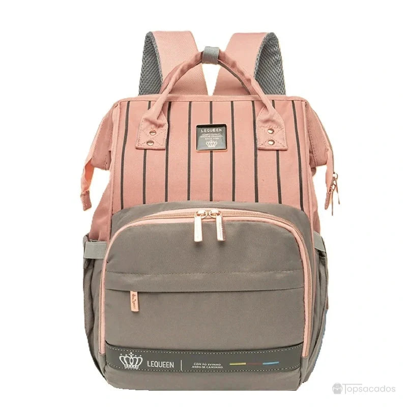 Sac à dos à langer Urbain et chic dans une déclinaison orange et taupe avec rayures et finitions métalliques.