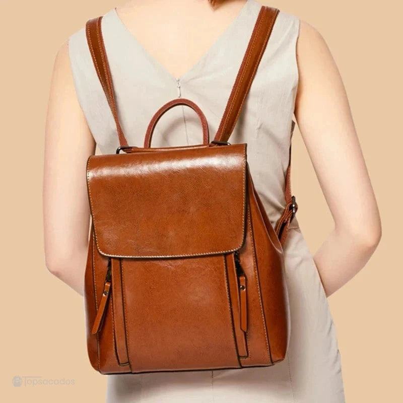 Sac à dos antivol Femme cuir marron vu de dos sur un mannequin, mettant en valeur les bretelles réglables et le design rectangulaire.
