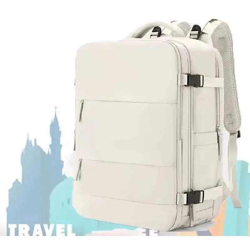 Sac à dos avion blanc cassé à la structure rigide avec fermeture zippée et attaches de compression latérales, mis en scène sur fond pastel rappelant un décor de voyage.