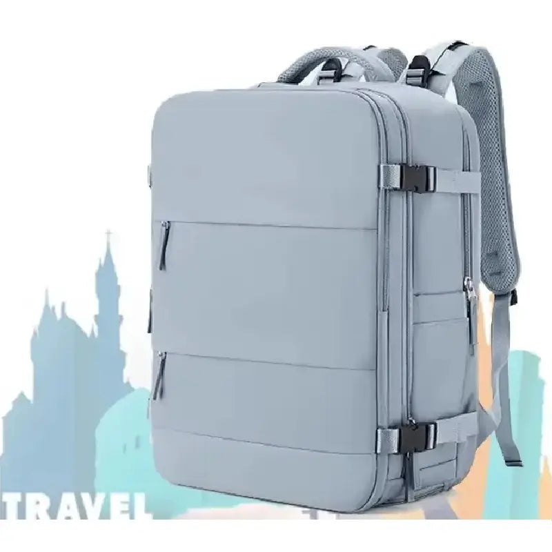 Sac à dos avion bleu clair spacieux et ergonomique, avec bretelles épaisses et multiples compartiments extérieurs, présenté devant un fond à thème voyage.