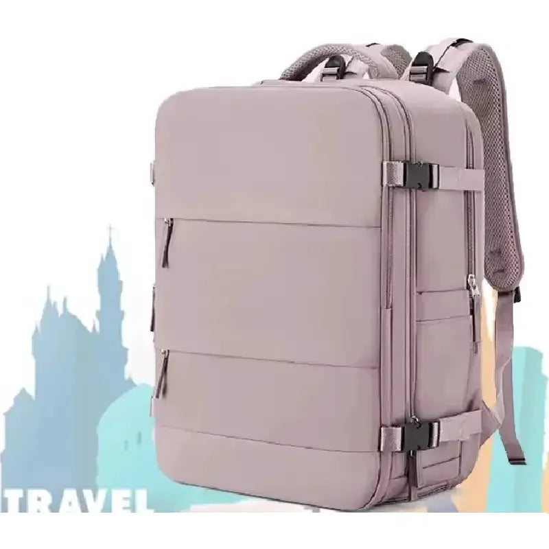 Sac à dos avion rose poudré élégant et fonctionnel avec sangles latérales et dos rembourré, placé sur une illustration évoquant l’évasion et le tourisme.