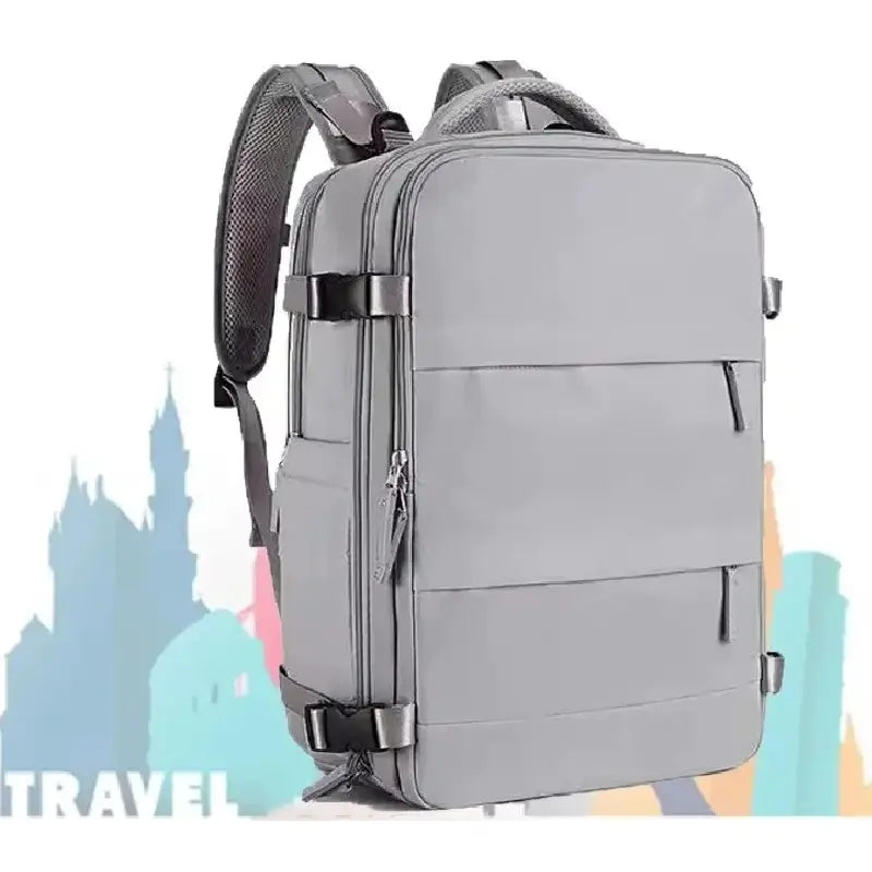 Sac à dos avion gris clair grand format avec design compartimenté et fermetures éclair visibles, mis en valeur sur un fond aux nuances pastel de voyage.