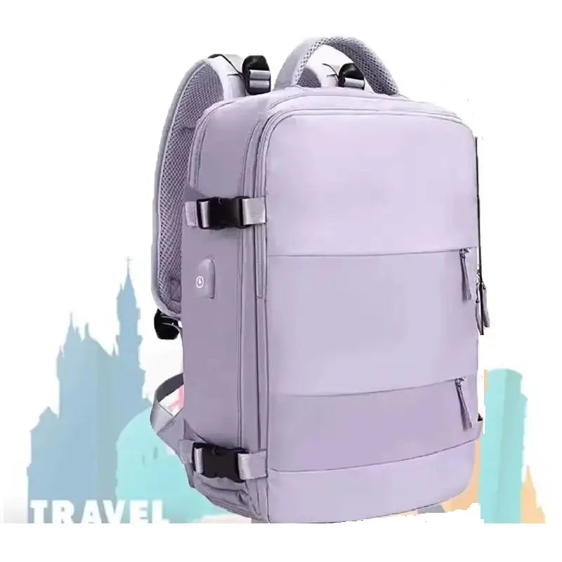 Sac à dos avion violet clair à l’allure moderne avec poches extérieures et sangles de serrage, présenté devant une illustration inspirée du thème du tourisme.