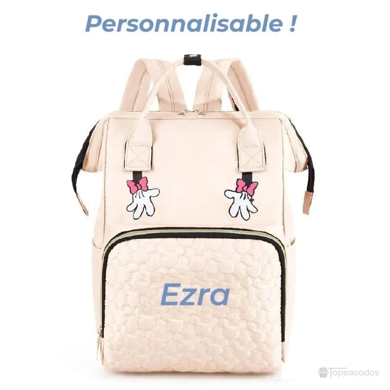 sac-a-dos-bebe-avec-son-prenom personnalisable avec prénom Ezra brodé en bleu clair sur un sac beige