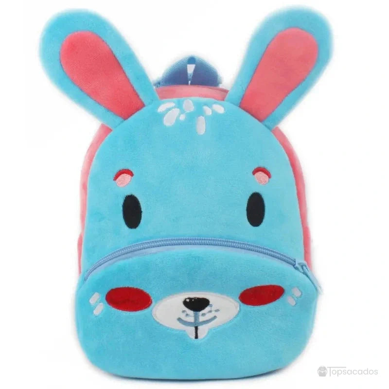 Sac à dos Bébé bleu clair en forme de lapin, avec grandes oreilles roses, museau brodé et fermeture bleue.