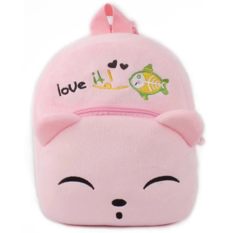 Sac à dos Bébé rose en peluche, motif animal avec broderie de poisson vert et jaune, posé sur fond blanc.