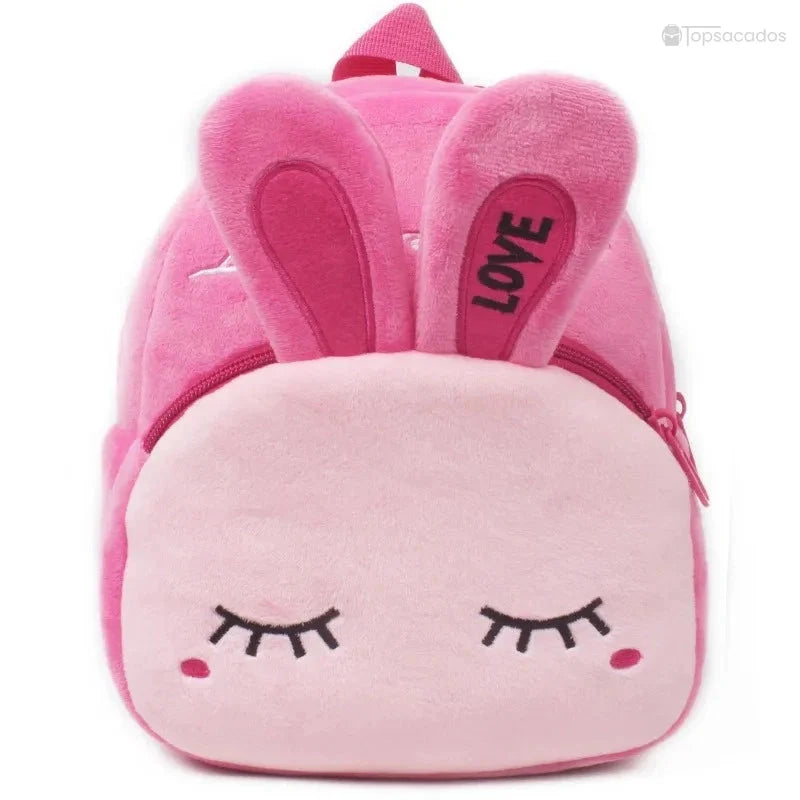 Sac à dos Bébé lapin en peluche rose vif, avec grandes oreilles et broderie 'LOVE', expression endormie sur fond blanc.