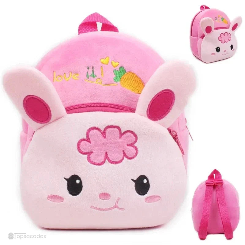 Sac à dos Bébé rose en forme d'animal avec broderie de carotte et oreilles pelucheuses, présenté en plusieurs angles sur fond blanc.