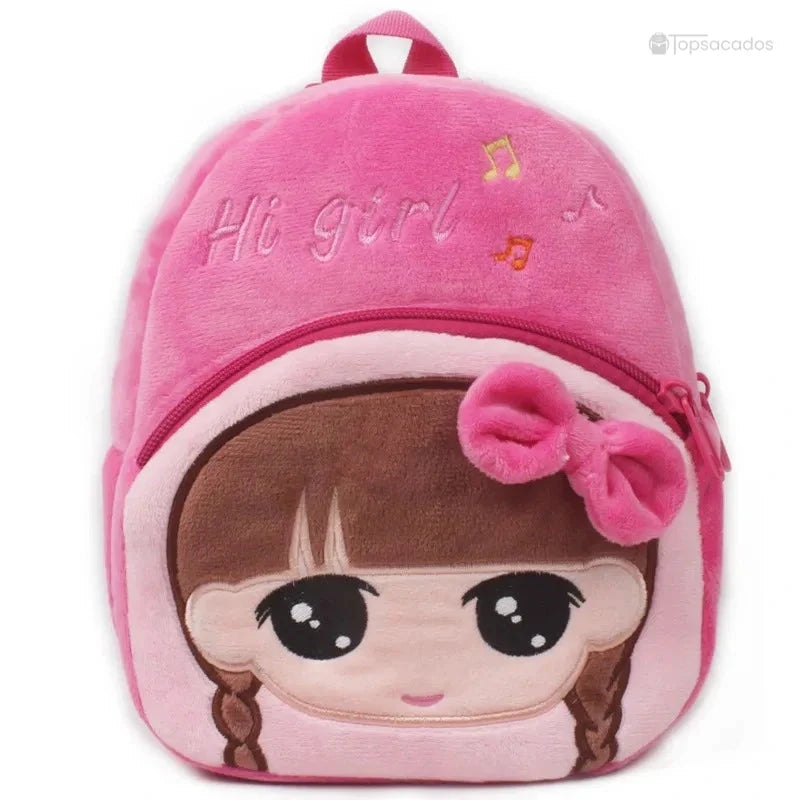 Sac à dos Bébé rose illustré d’un visage de fillette aux tresses et nœud en peluche, avec broderie 'Hi girl' et notes musicales.