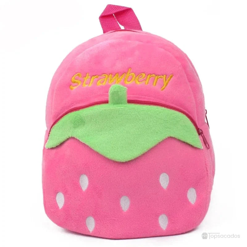 Sac à dos Bébé en forme de fraise rose clair en peluche, orné de feuilles vertes et broderie jaune 'Strawberry'.