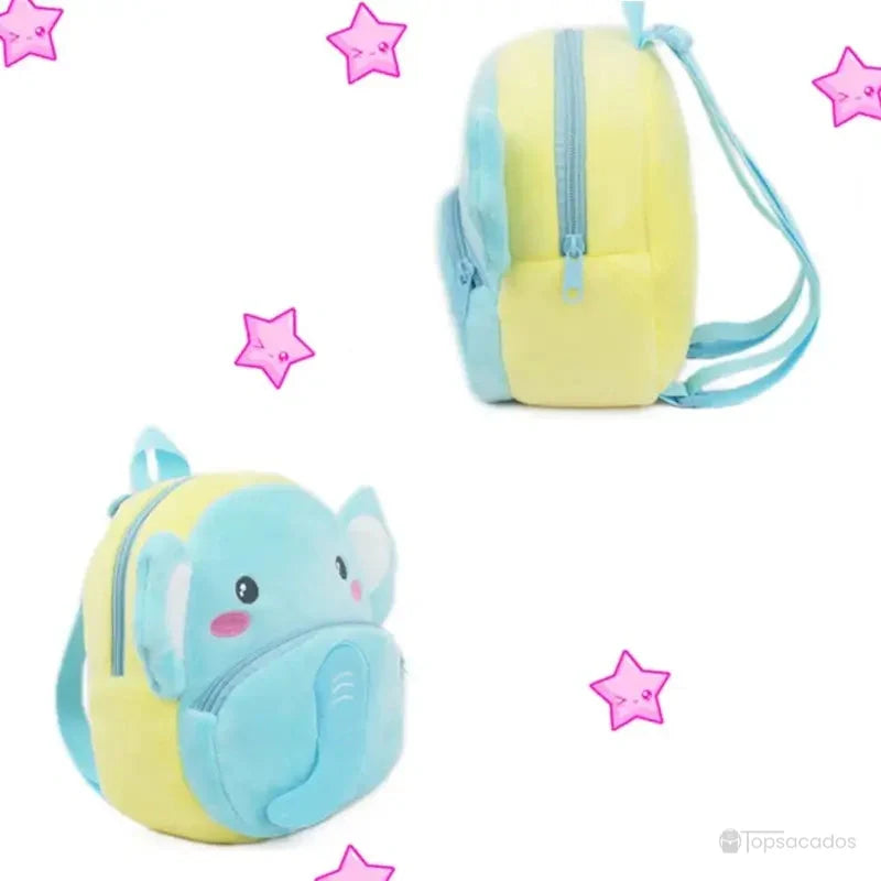 Sac à dos Bébé éléphant bleu clair avec dos jaune, montré sous deux angles sur fond décoré d’étoiles roses.